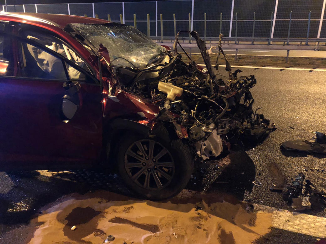 Lexus rozbity w wypadku na autostradzie A4