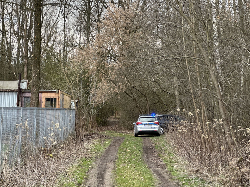 Horror na warszawskiej Białołęce. W budynku obok rozdzielni elektrycznej znaleziono ciało 70-latka