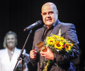 Tak Cezary Żak wyglądał na początku kariery. Niezwykła metamorfoza gwiazdora Miodowych lat