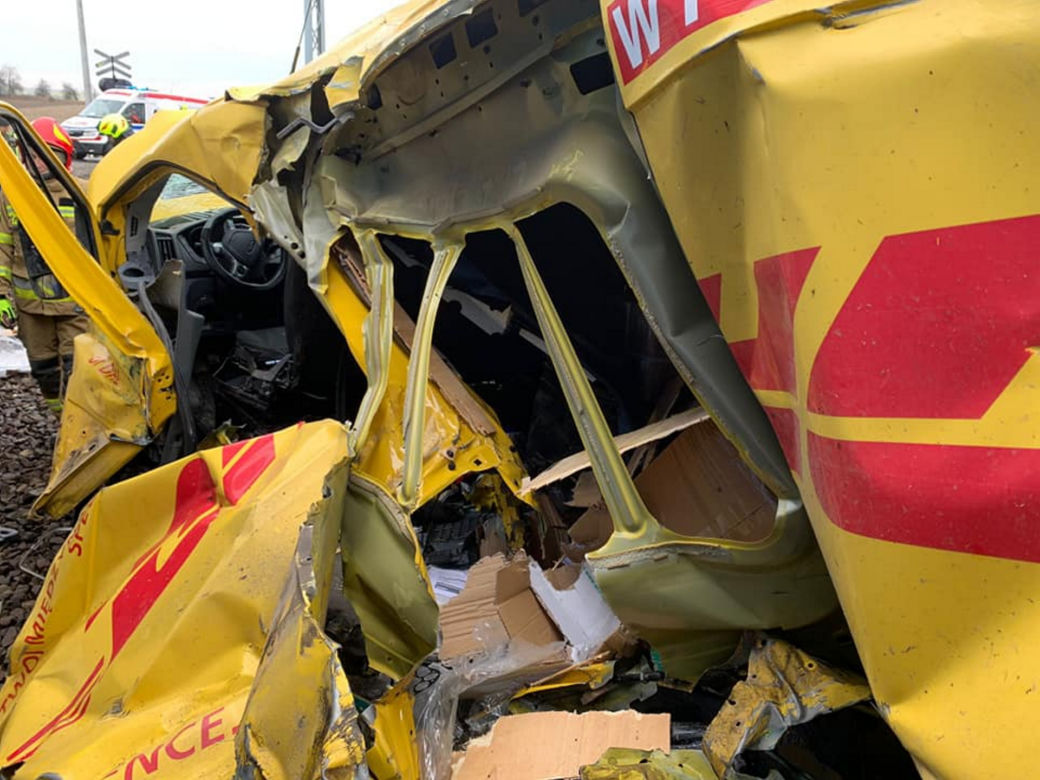 Koszmarny wypadek na przejeździe kolejowym! Kurier DHL wjechał prosto pod pociąg [ZDJĘCIA]