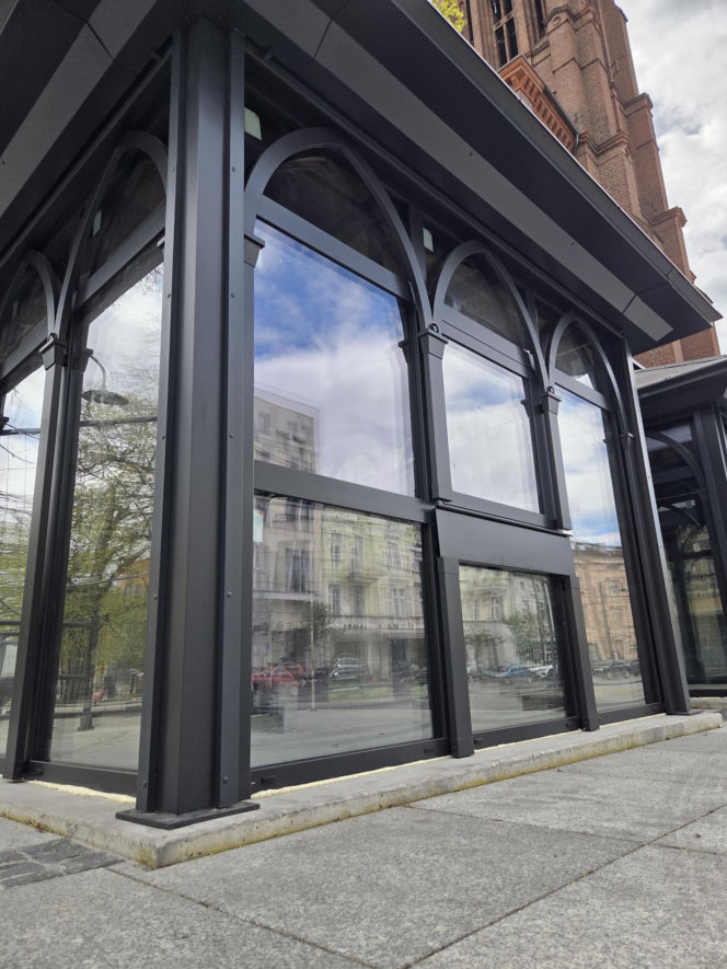 Nowe oblicze placu Wolności. Kwiaciarnie już zamontowane, koniec prac coraz bliżej