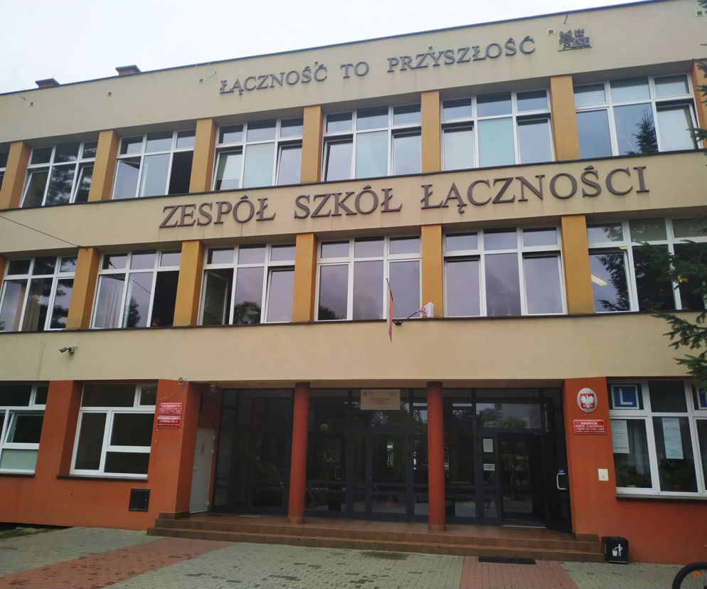 Tłok na korytarzach. Krakowskie technikum przyjęło rekordową liczbę uczniów.