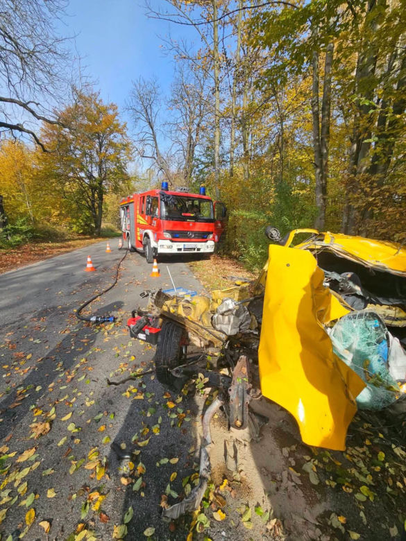 Osobówka z impetem uderzyła w drzewo. Z auta zostały strzępy
