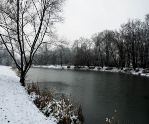 Skawiński park w zimowej otoczce