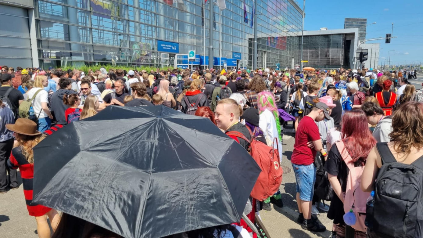 Pyrkon 2025. Tłumy uczestników przed MTP  