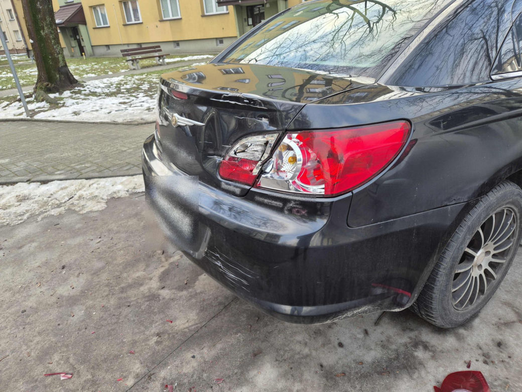 Kierowca tira zabłądził w Tarnowie. Wjechał w osiedlową uliczkę i uszkodził inne auta