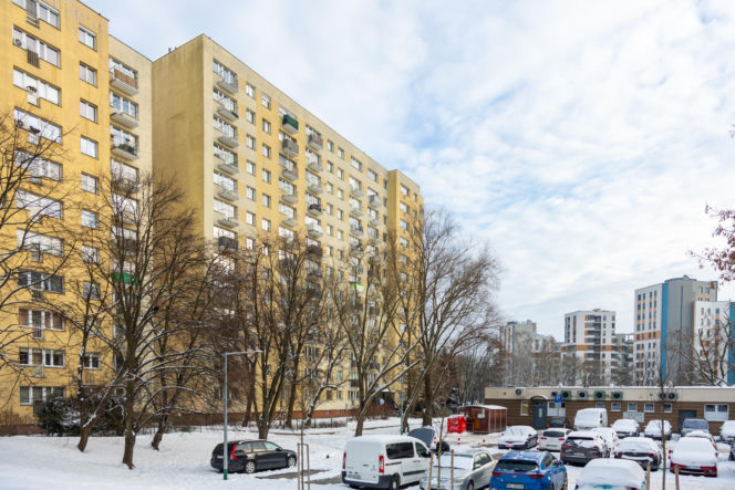 Blok z wielkiej płyty przy Marsylskiej 3 w Warszawie