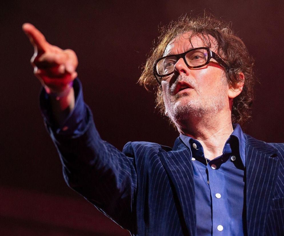 Jarvis Cocker w okularach wskazuje palcem przed siebie. O jego opinii na temat płyt winylowych przeczytasz na EskaRock.