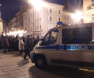 Cały Toruń z nauczycielami - łańcuch światła w Toruniu