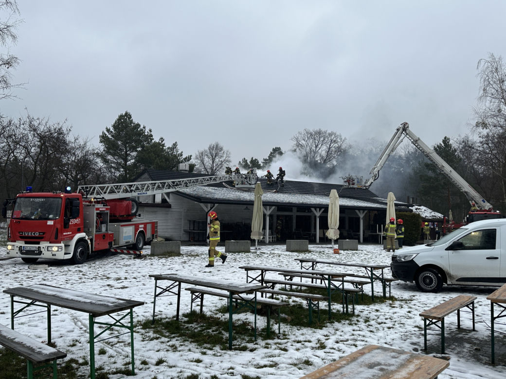 Płonie restauracja na Choszczówce. Na miejscu ponad 10 zastępów straży pożarnej