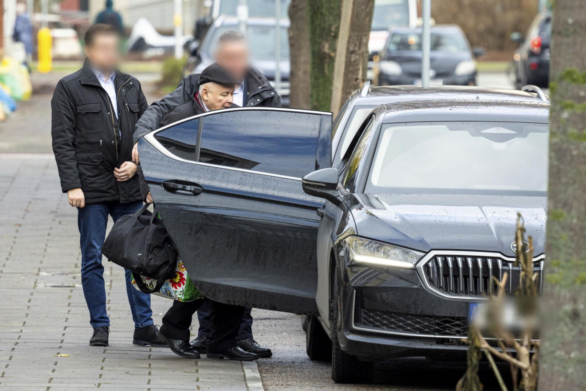 Prezes PiS robi pranie na mieście.