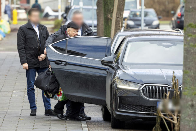 Prezes PiS robi pranie na mieście.