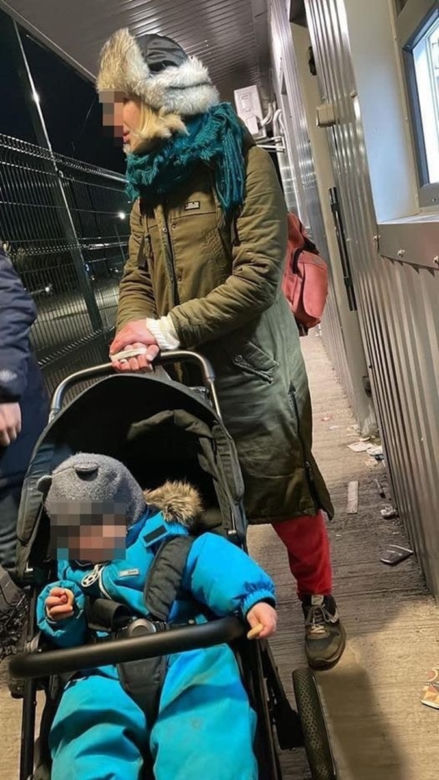 Ukraińcy uciekają przed poborem w damskich ubraniach i w pudełkach po zabawkach
