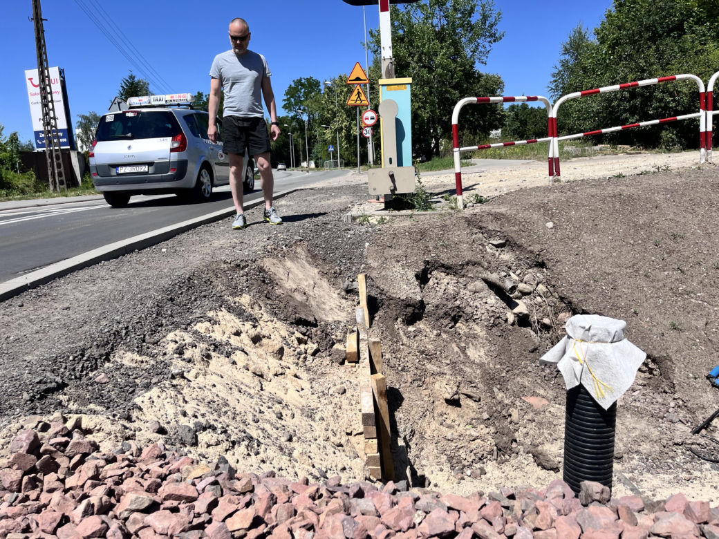 Tomasz Hejna na Przejeździe kolejowy łączącym Morasko z Piątkowem 