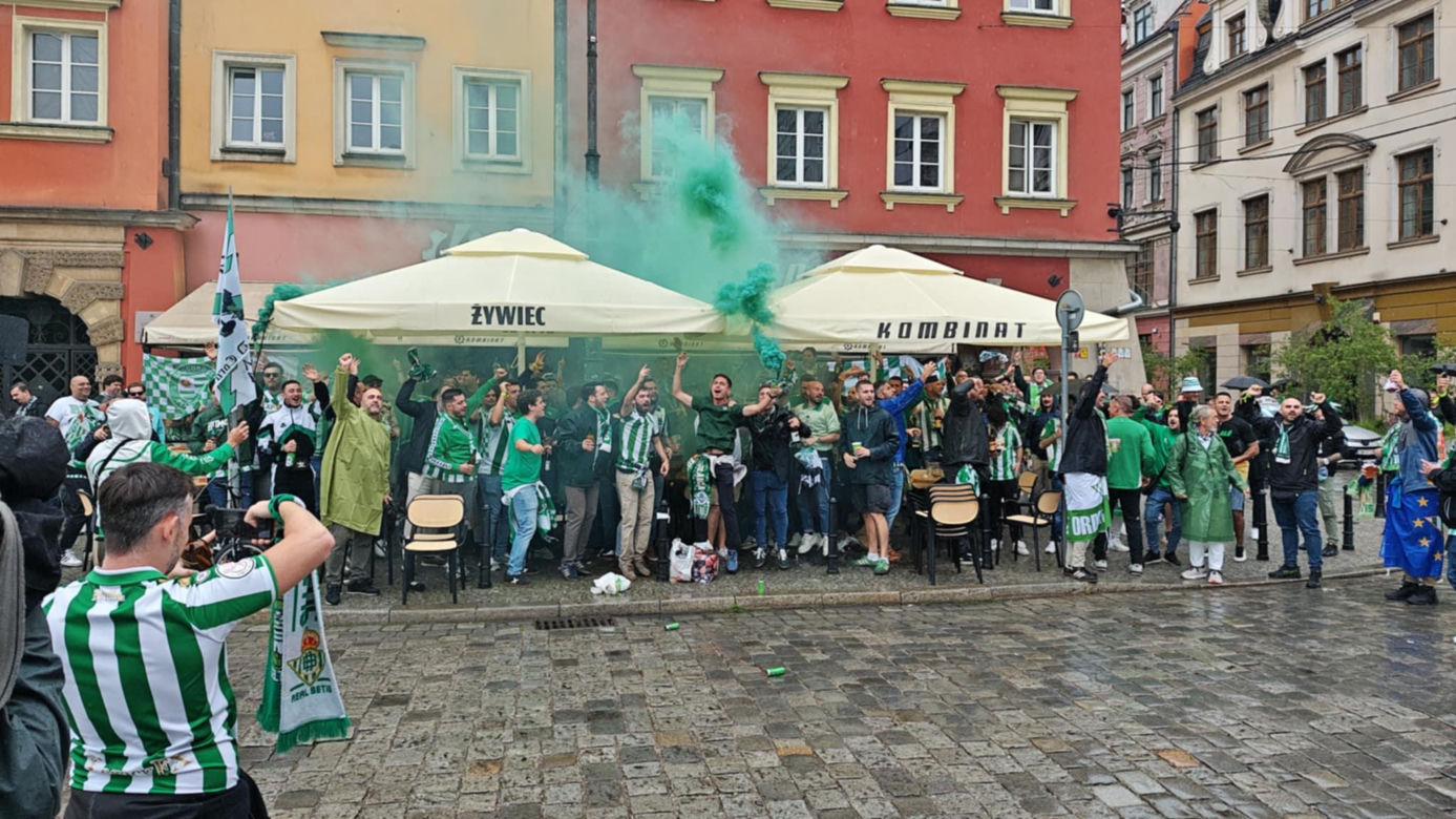 Gorąco przed finałem Ligii Konferencji we Wrocławiu. Tysiące kibiców na Rynku 