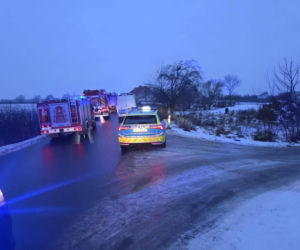 Gołoledź paraliżuje drogi w Bydgoszczy i regionie! Autobus wypadł z drogi [ZDJĘCIA]