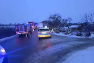 Gołoledź paraliżuje drogi w Bydgoszczy i regionie! Autobus wypadł z drogi [ZDJĘCIA]