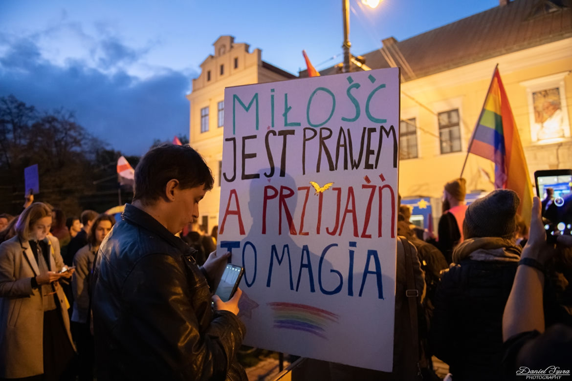 Tańczący protest pod krakowską kurią