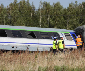 Wstrząsające zdjęcia z katastrofy kolejowej na Mazowszu