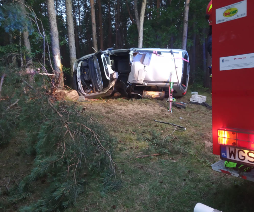 Fatalny wypadek pod Gostyninem! Ciężko ranny 23-latek! Uderzył w trzy drzewa!
