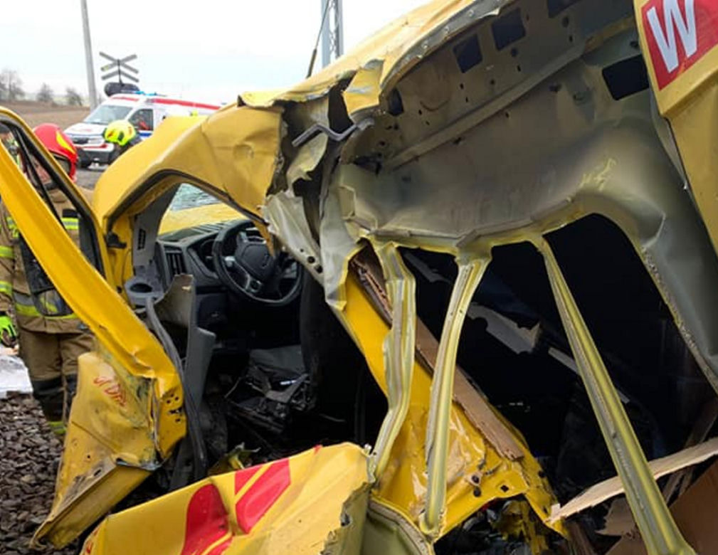 Koszmarny wypadek na przejeździe kolejowym! Kurier DHL wjechał prosto pod pociąg [ZDJĘCIA]