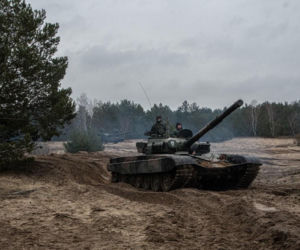 Muzeum w Orzyszu z pancernym wzmocnieniem. Czołg T-72 stanął na placu jako nowy eksponat