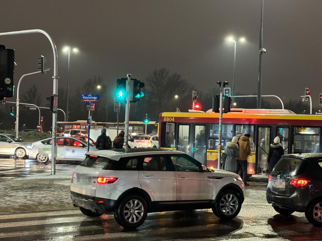 Totalny paraliż Warszawy. Gigantyczne opóźnienia autobusów i tramwajów, kierowcy w korkach