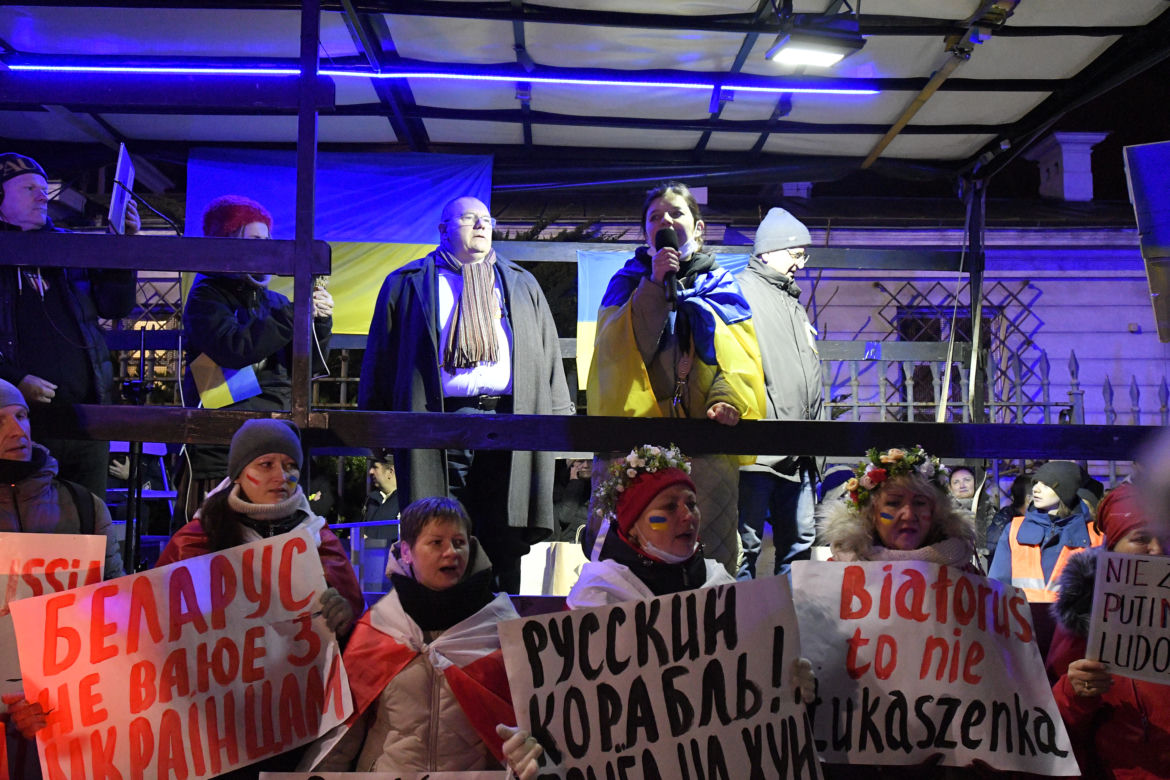 Transparenty na antyrosyjskich protestach