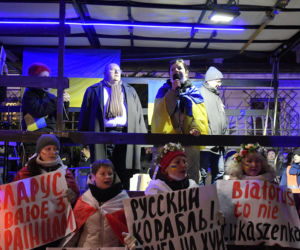 Transparenty na antyrosyjskich protestach