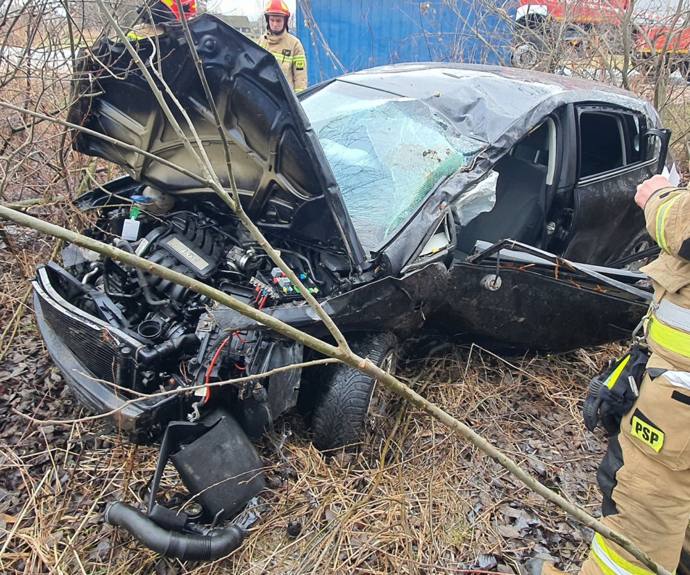 Radom. 18-latek na OIOM-ie! Seat roztrzaskał się o betonowy przepust [ZDJĘCIA]