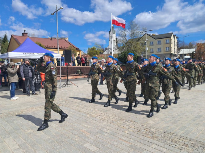 "Ślubuję!" – patriotyczne sceny na Rynku w Starachowicach