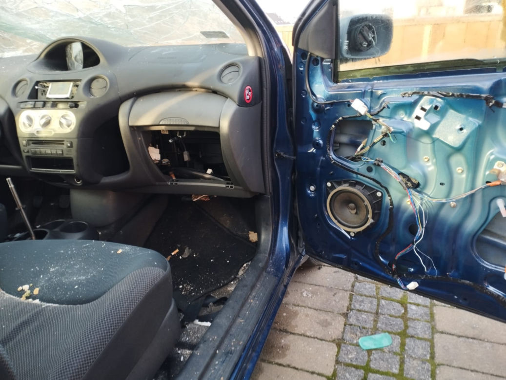 Szpecą i zajmują miejsca parkingowe. Wraki na ulicach Starachowic