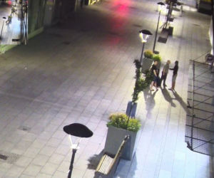 Śląskie: Brutalne pobicie w samym centrum miasta. Wszystko nagrały kamery. Napastnicy są poszukiwani przez policję