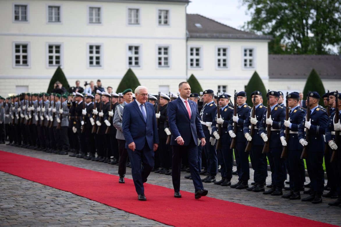 Niemcy mogłyby zacząć spłacać reparacje inwestując w polskie wojsko