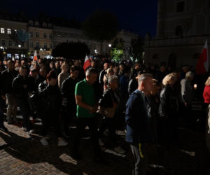 Marsz milczenia w Jarosławiu po ataku na księdza. Mieszkańcy w żałobie