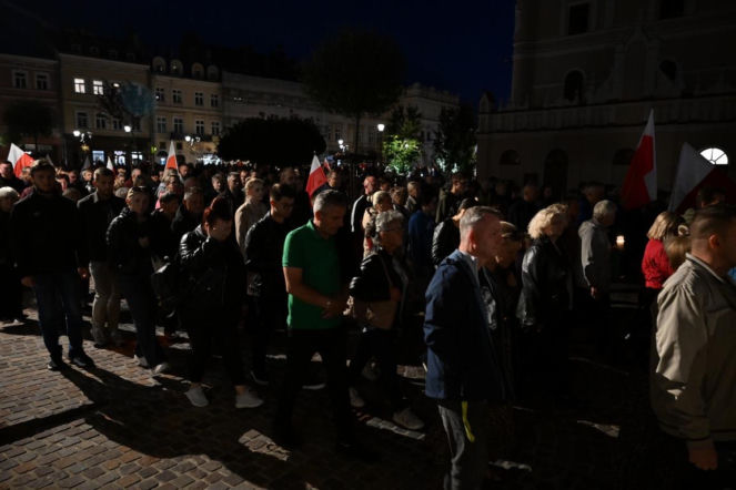 Marsz milczenia w Jarosławiu po ataku na księdza. Mieszkańcy w żałobie