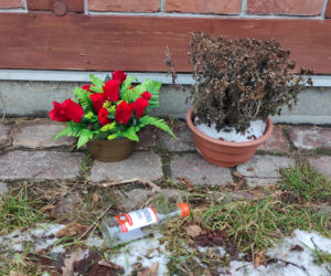 Prześmiewcza tablica pamiątkowa na miejskim szalecie. Ktoś robi sobie żarty z Jarosława Kaczyńskiego i prezydenta Zaleskiego