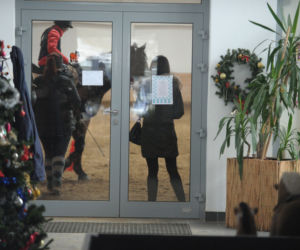 WSADZIŁA CÓRKI NA KONIA