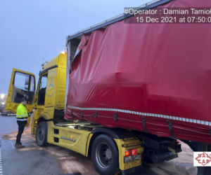Dwie ciężarówki zderzyły się we mgle na autostradzie A1. Droga zablokowana