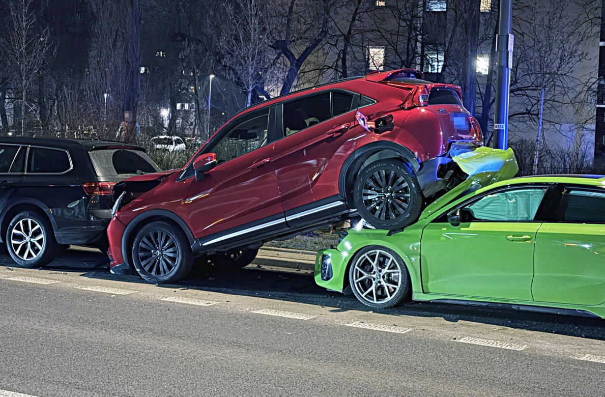Bielany - sportowe Audi wjechało w zaparkowane auta
