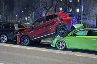 Jak on to zrobił?! Blaszana kanapka na Bielanach. Kierowca Audi zaparkował pod Mitsubishi