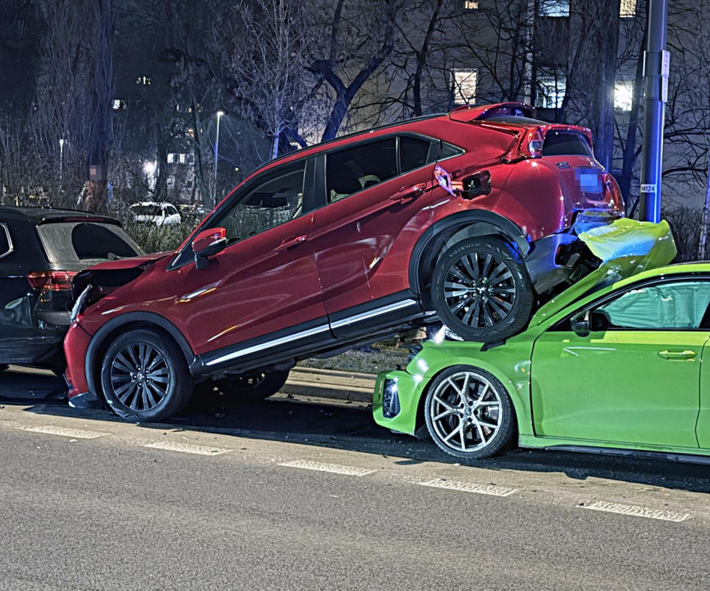 Bielany - sportowe Audi wjechało w zaparkowane auta