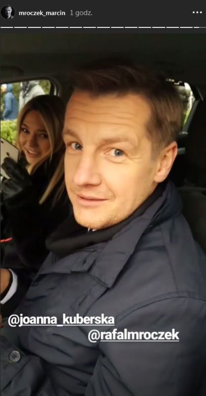 M jak miłość. Paweł (Rafał Mroczek), Julka (Joanna Kuberska) na chrzcinach bliźniaczek