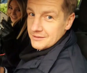 M jak miłość. Paweł (Rafał Mroczek), Julka (Joanna Kuberska) na chrzcinach bliźniaczek