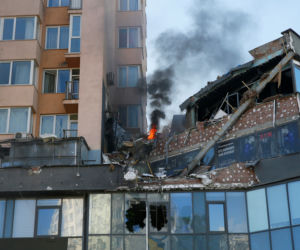 Zniszczony blok mieszkalny w Kijowie