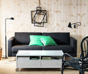 Szara sofa w salonie