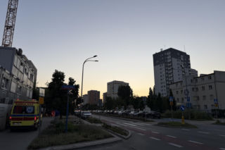 Dramat przed Komendą Policji w Warszawie. Mężczyzna spadł z żurawia, zginął na miejscu