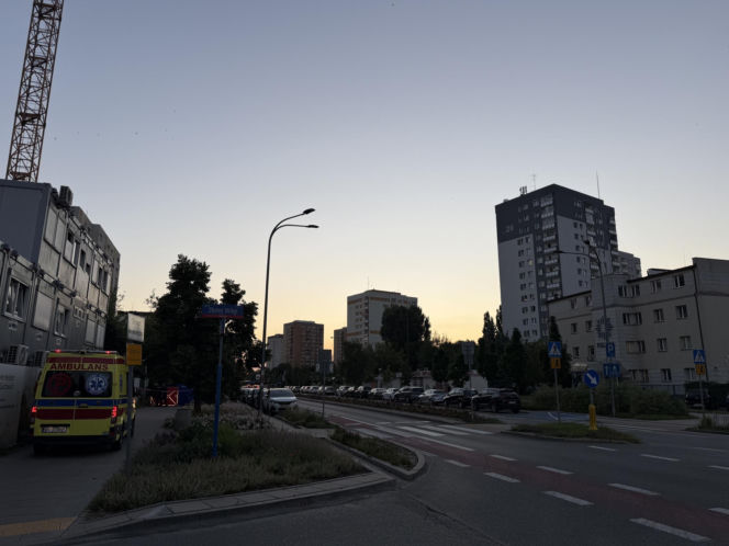 Dramat przed Komendą Policji w Warszawie. Mężczyzna spadł z żurawia, zginął na miejscu