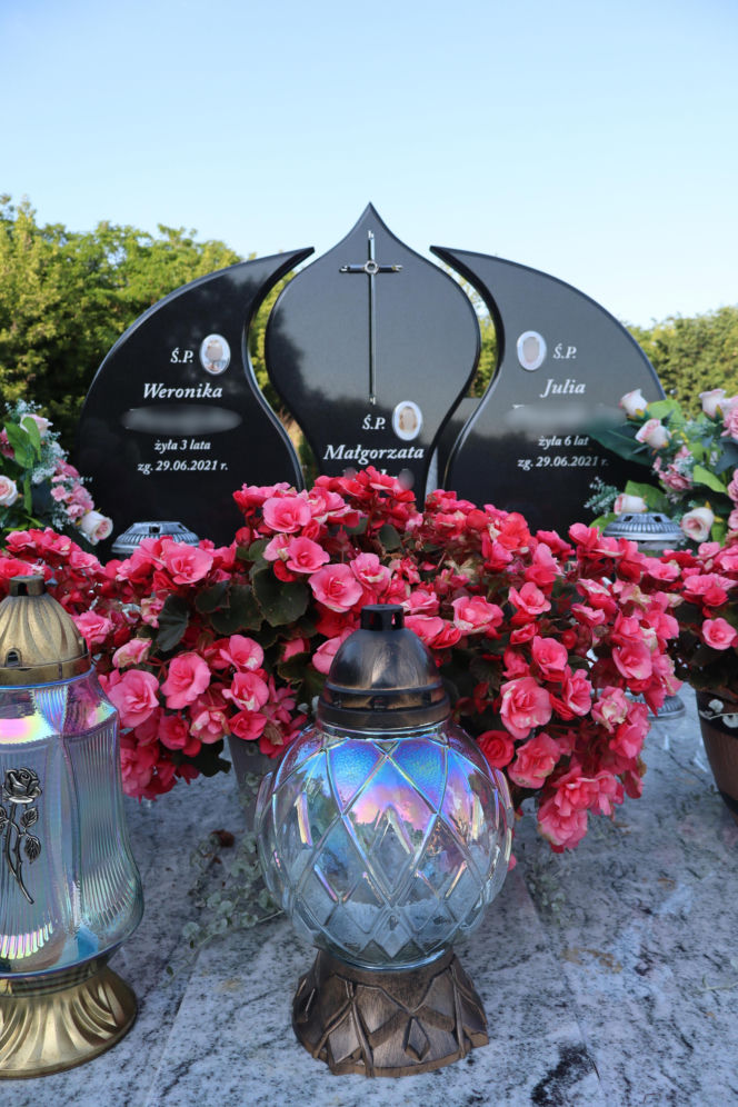 Niewyobrażalna tragedia w Elżbietowie. Zginęły dwie mamusie i ich trzy aniołki. "Ludzie nadal jeżdżą tu jak szaleni"
