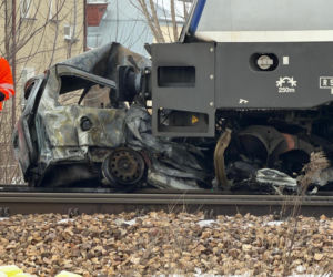 Pociąg i auto są w ogniu! Horror na przejeździe kolejowym pod Warszawą